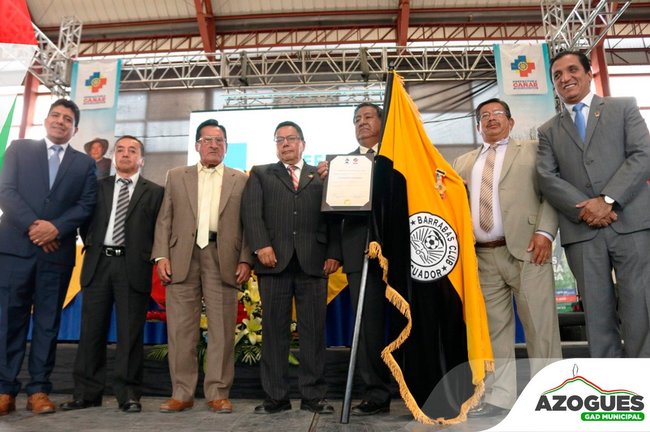 Autoridades de Azogues y del Cañar junto a los principales directivos y el emblema amarillo y negro del emblemático club azogueño.