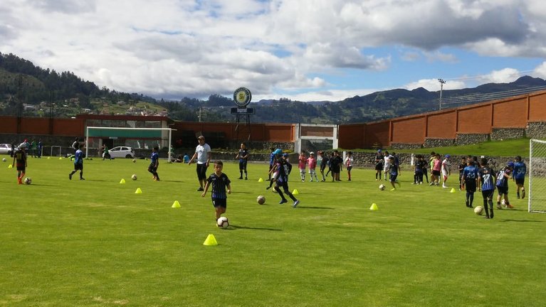 Niños y jóvenes entrenando en el Estadio Municipal de Azogues.