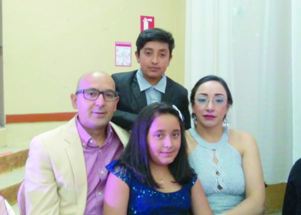 Tec. Diego Ulloa Ávila y su familia.