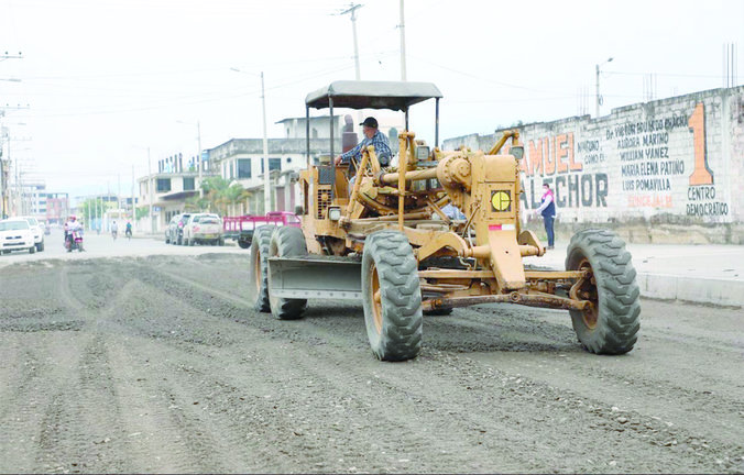 La obra de asfaltado la realizan conjuntamente el Municipio local y el Gobierno Provincial del Cañar.
